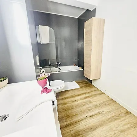 Daire Fully-equipped Two Bedroom Near Station