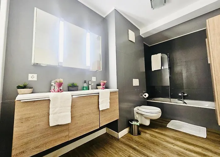 Fully-equipped Two Bedroom Near Station Apartmán *