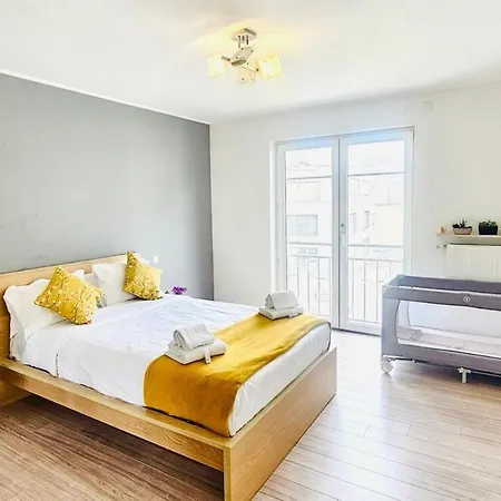 Fully-equipped Two Bedroom Near Station דירה *