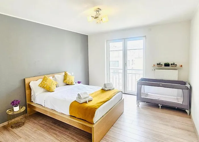 Fully-equipped Two Bedroom Near Station דירה *